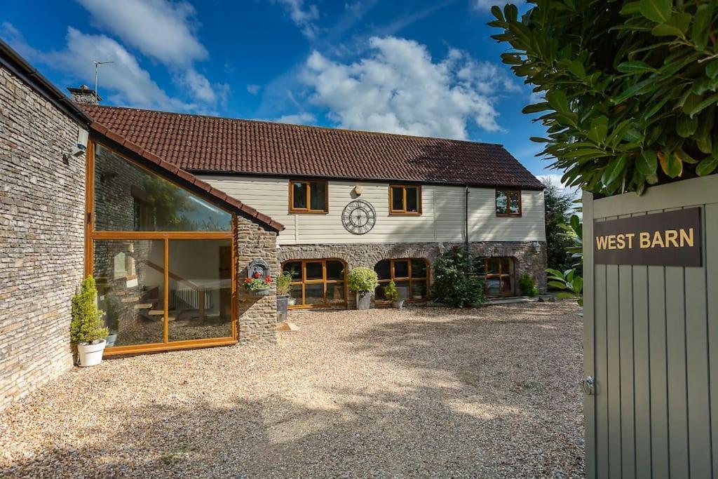 הוילה בריסטול The West Barn Near Bath, Sleeps 24 And 2 Hot Tubs מראה חיצוני תמונה