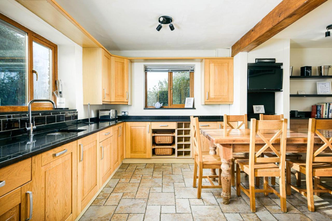 הוילה בריסטול The West Barn Near Bath, Sleeps 24 And 2 Hot Tubs מראה חיצוני תמונה