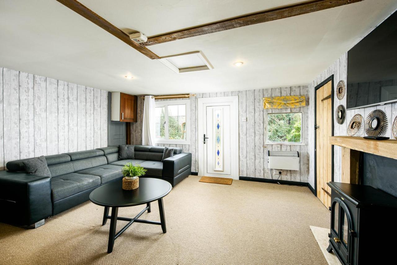 הוילה בריסטול The West Barn Near Bath, Sleeps 24 And 2 Hot Tubs מראה חיצוני תמונה