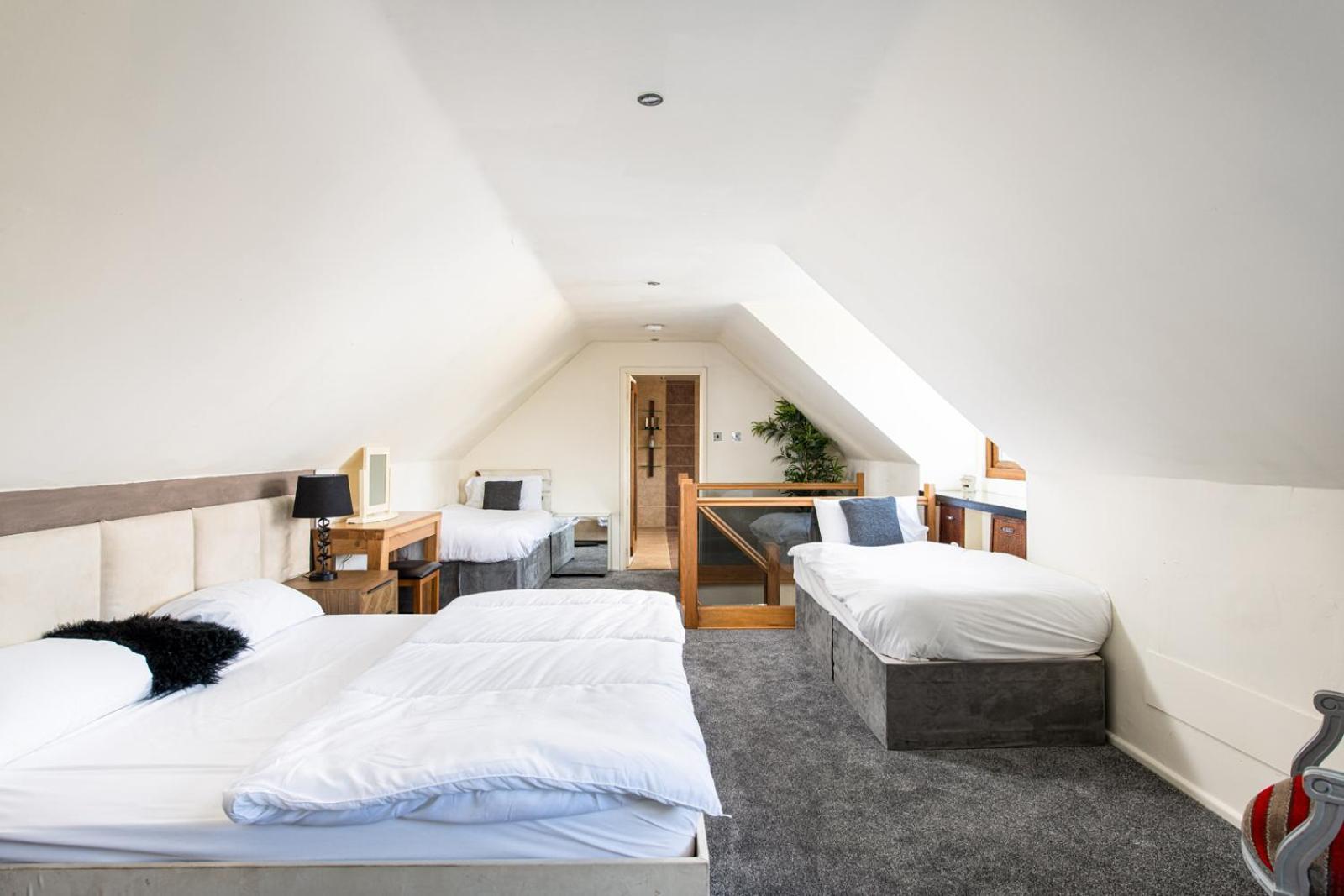 הוילה בריסטול The West Barn Near Bath, Sleeps 24 And 2 Hot Tubs מראה חיצוני תמונה