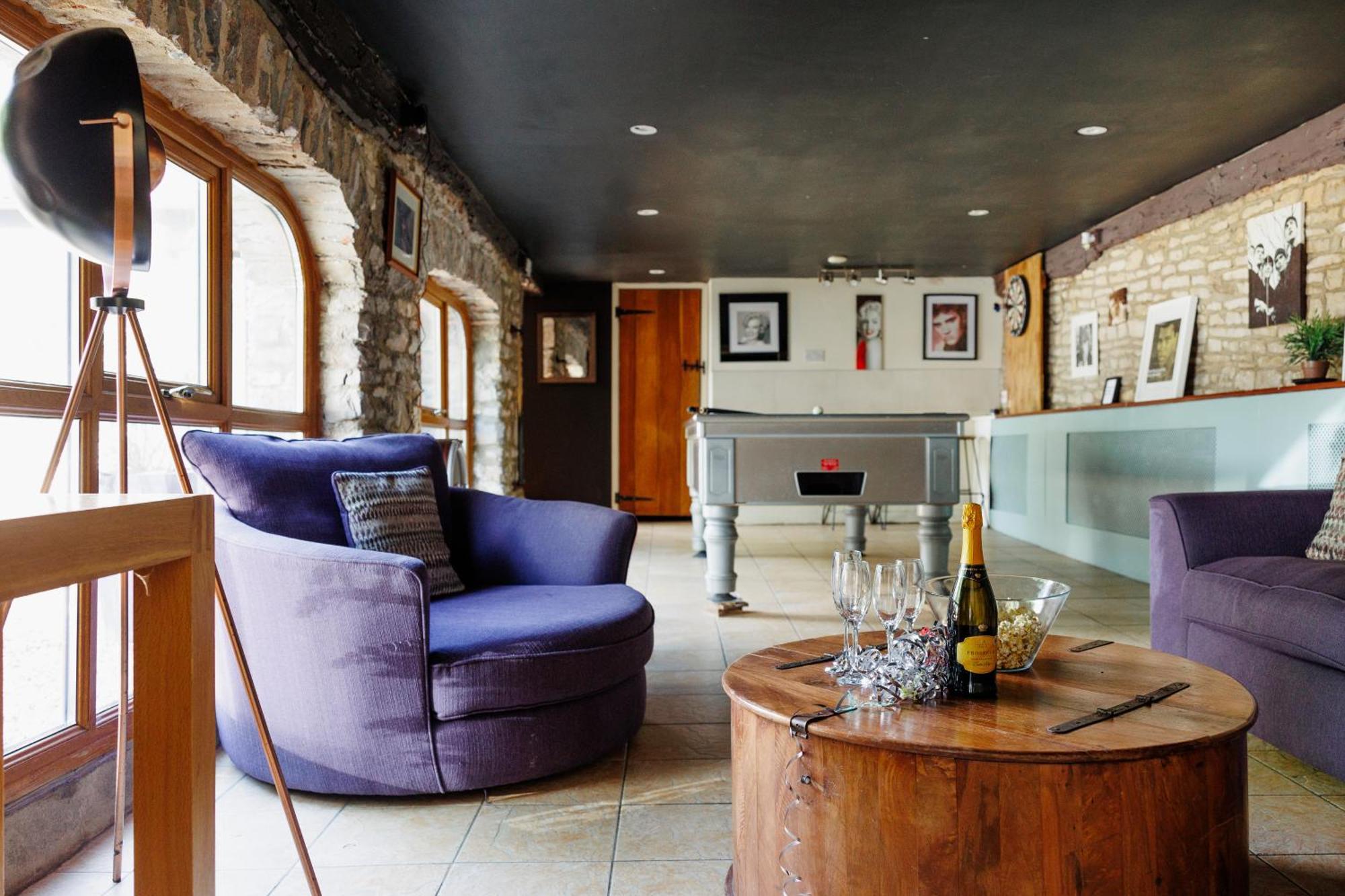 הוילה בריסטול The West Barn Near Bath, Sleeps 24 And 2 Hot Tubs מראה חיצוני תמונה