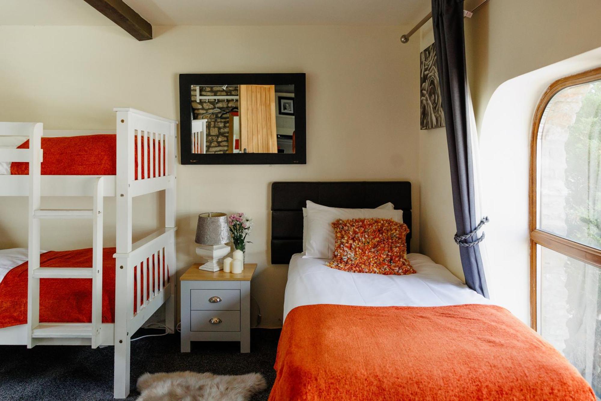 הוילה בריסטול The West Barn Near Bath, Sleeps 24 And 2 Hot Tubs מראה חיצוני תמונה