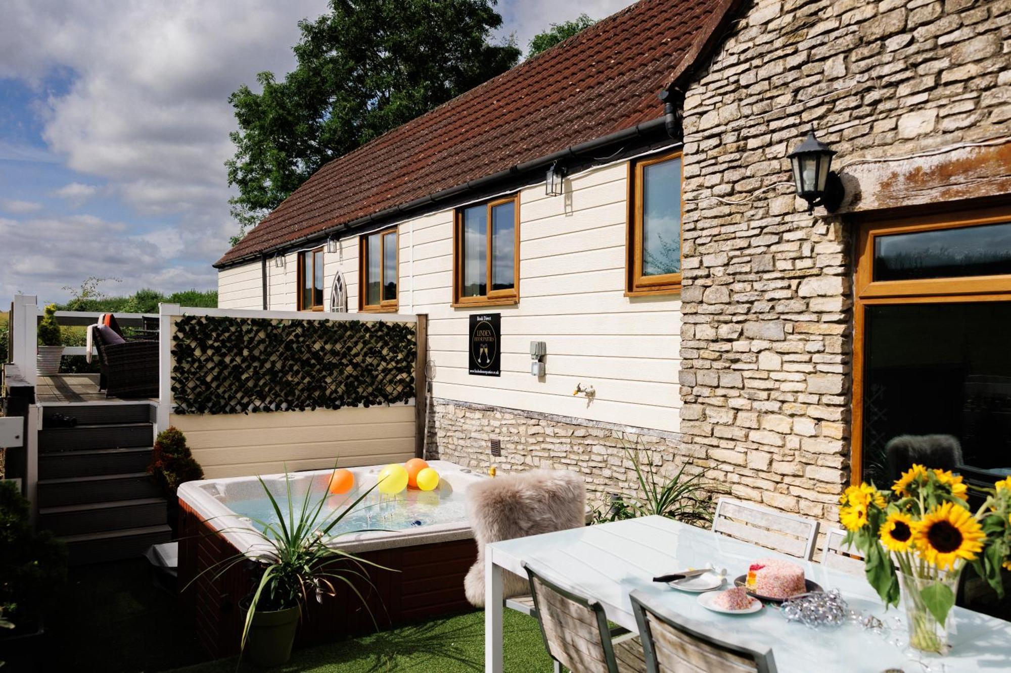 הוילה בריסטול The West Barn Near Bath, Sleeps 24 And 2 Hot Tubs מראה חיצוני תמונה