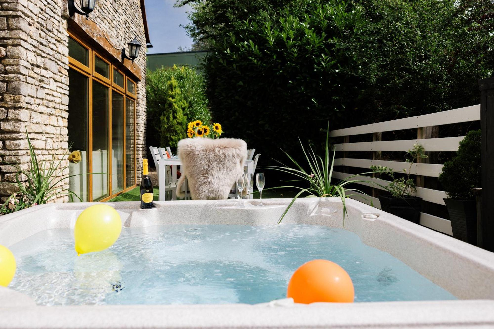 הוילה בריסטול The West Barn Near Bath, Sleeps 24 And 2 Hot Tubs מראה חיצוני תמונה