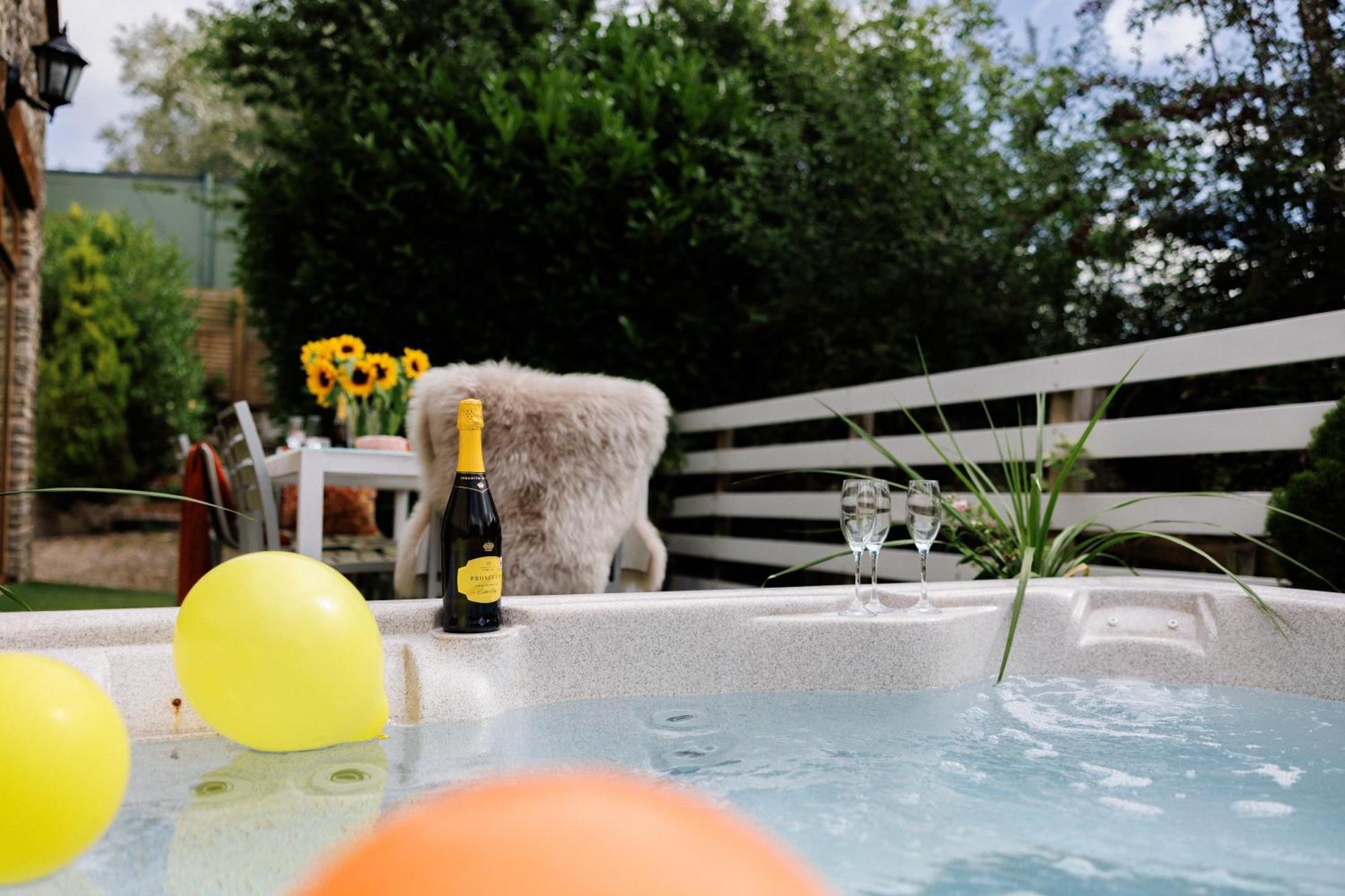 הוילה בריסטול The West Barn Near Bath, Sleeps 24 And 2 Hot Tubs מראה חיצוני תמונה