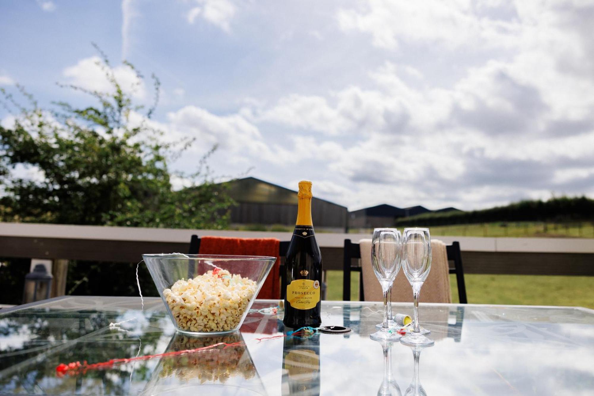 הוילה בריסטול The West Barn Near Bath, Sleeps 24 And 2 Hot Tubs מראה חיצוני תמונה