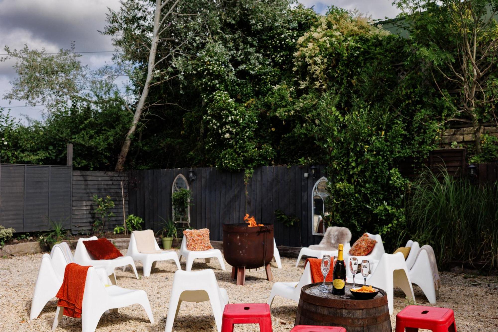 הוילה בריסטול The West Barn Near Bath, Sleeps 24 And 2 Hot Tubs מראה חיצוני תמונה