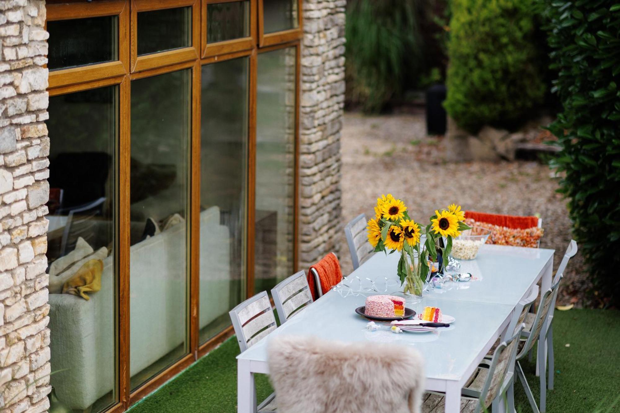 הוילה בריסטול The West Barn Near Bath, Sleeps 24 And 2 Hot Tubs מראה חיצוני תמונה