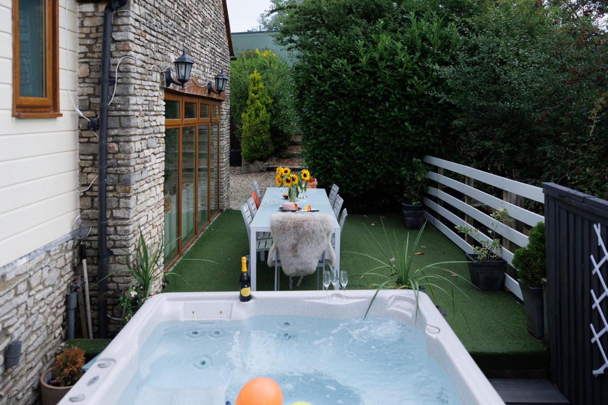 הוילה בריסטול The West Barn Near Bath, Sleeps 24 And 2 Hot Tubs מראה חיצוני תמונה